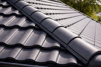 Zapomeňte na klasickou krytinu. Nová taška je při stejné životnosti lehčí, levnější a odolává mechu